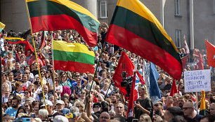 Prie Seimo vyksta protestas dėl planuojamo Vyriausybės ribojimų neturintiems Galimybių paso