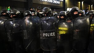 Sakartvelo kra&scaron;tutinių de&scaron;iniųjų grupės protestuoja prie&scaron; filmo apie gėjus premjerą