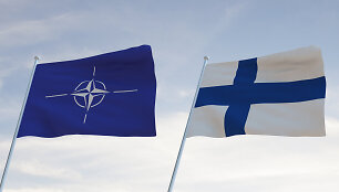 Suomijos ir NATO vėliavos