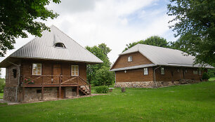 Atkurtas Karūži&scaron;kės svirnas ir altana