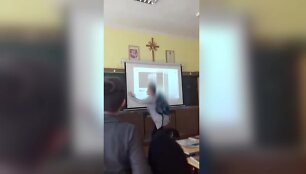 vaizdelis-is-mokyklos-lietuvoje-mokine-apstumde-mokytoja