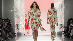 &bdquo;Badgley Mischka&ldquo; 2020 m. pavasario ir vasaros kolekcijos modelis