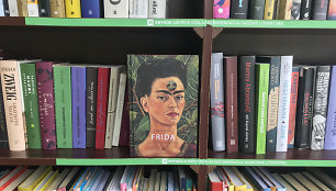 Fridos Kahlo lentyna skaitykloje
