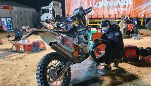 Dakaro vieni&scaron;ių &bdquo;The Original by Motul&ldquo; miestelis bivake