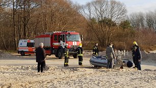 Baltijos jūroje ties Karkle iš valties iškrito žvejys