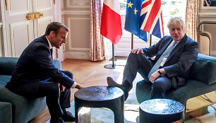 B.Johnsonas užkėlė koją ant stalo per susitikimą su E.Macronu