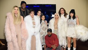 Khloe Kardashian, Lamaras Odomas, Kris Jenner, Kendall Jenner, Kourtney Kardashian, Kanye Westas, Kim Kardashian, Caitlyn Jenner ir Kylie Jenner