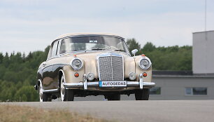Mercedes 220 &ndash; &scaron;e&scaron;tojo de&scaron;imtmečio puo&scaron;mena