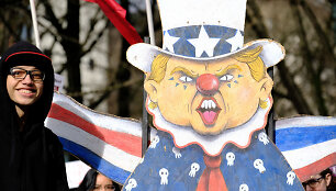 Demokratų rinkėjai JAV pamėgo skleisti sąmokslo teorijas apie D.Trumpą