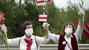 50 tūkstančių žmonių stojo į gyvą grandinę: lietuviai solidarizuojasi su baltarusiais