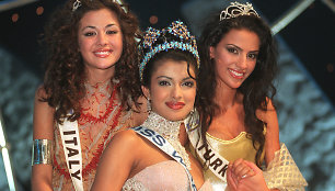 Priyanka Chopra 2000-aisiais (viduryje)