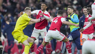 Londono &bdquo;Arsenal&ldquo; klubui Reissas Nelsonas (antras i&scaron; kairės) pelnė lemiamą įvartį.
