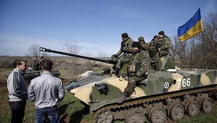 Ukrainos kariai ant &scaron;arvuočio prie Kramatorsko miesto