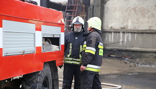 Panevėžyje dega medienos apdirbimo įmonės sandėlis 