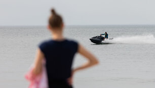Palangos poilsiautojai mėgaujasi &scaron;iltu sekmadieniu