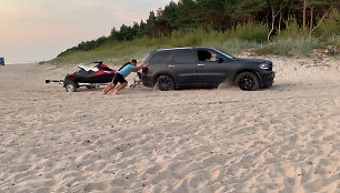 Palangos paplūdimyje motociklus tempę automobiliai – poilsiautojų dėmesio centre