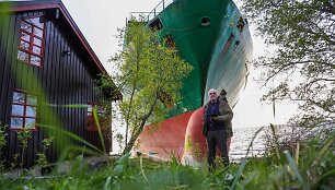 Norvegijoje giganti&scaron;kas laivas vos neįsirėžė į namą  / JAN LANGHAUG / AFP