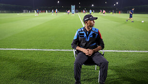 Kataro policininkas saugo futbolo aik&scaron;tę.