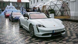 Vilniuje pristatyti elektromobilis &bdquo;Porsche Taycan&ldquo;
