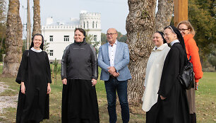 Vienuolės apsilankė Visvaldo Matijo&scaron;aičio valdose
