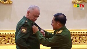Aleksandrui Fominui Mianmaro chuntos atstovas įteikia medalį