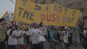 Filmo  „Pussy Riot: pasirodymas ir bausmė“ stop kadras