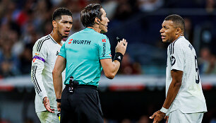 Futbolo teisėjas Jose Luisas Munuera Montero Madrido &bdquo;Real&ldquo; žvaigždžių Jude'o Bellinghamo ir Kyliano Mbappe apsuptyje