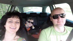 Dim&scaron;ų &scaron;eima kelionėje automobiliu, dar prie&scaron; avariją