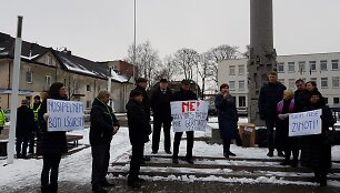 Prie Tel&scaron;ių Savivaldybės pastato surengtas mitingas 