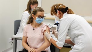 Kauno klinikose prasidėjo darbuotojų skiepijimas COVID-19 vakcina.