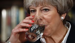 Theresa May prieš rinkimus ėmė klupti