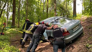 Pareigūnai savomis rankomis patraukė pavojingai paliktą automobilį &bdquo;Audi A6&ldquo;.