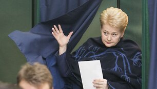 Prezidentė Dalia Grybauskaitė i&scaron; anksto balsuoja savivaldybių tarybų rinkimuose 