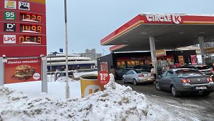 Automobilių eilė prie „Circle K“ degalinės Vilniuje