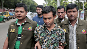 Banglade&scaron;o policijos pareigūnai veda sulaikytąjį.