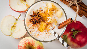 Vasaros pusryčių žvaigždė – jogurtas: nuo gaivių kokteilių iki lengvučių blynelių