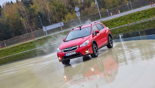 Elektroninės stabilumo sistemos bandymai su „Subaru XV“