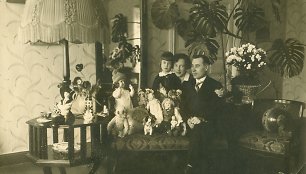 Juozas Tūbelis su žmona Jadvyga ir dukterimi Marija namuose. Kaunas, 1929 m. 