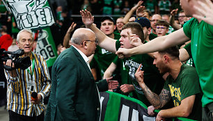 Dėl verslo Rusijoje Kauno meras Visvaldas Matijošaitis užsitraukė Kauno „Žalgirio“ sirgalių grupės „Green White Boys“ nemalonę.