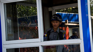 Į Aung San Suu Kyi biurą buvo įmesta padegamoji bomba