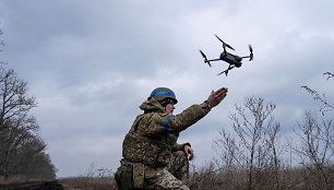 Ukrainos karys leidžia droną prie fronto linijos