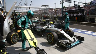 „Mercedes GP“ sustojimas boksuose