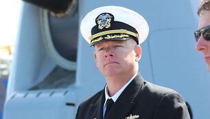 Laivo &bdquo;USS Donald Cook&ldquo; kapitonas Charles E.Hampton
