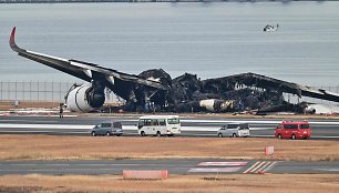 Tokijo oro uoste sudegė „Japan Airlines“ keleivinis lėktuvas