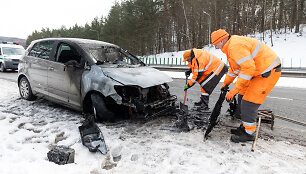 Penktadienio incidentas judrioje Vilniaus gatvėje: ma&scaron;ina užsidegė kelionės metu