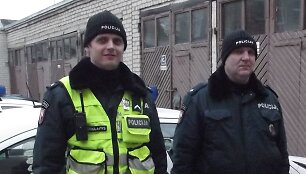 Joni&scaron;kio rajono policijos pareigūnai Marius Mik&scaron;ys ir Mantas Andriulaitis
