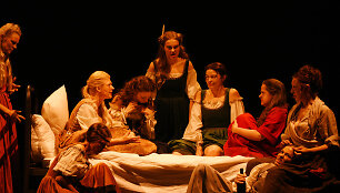 Scena i&scaron; Klaipėdos dramos teatro spektaklio &bdquo;Tarp Lenos kojų, arba &bdquo;&Scaron;venčiausiosios Mergelės Marijos mirtis&ldquo;
