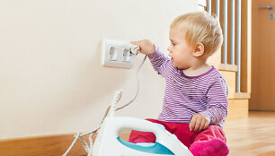 Atviri elektros lizdai &ndash; viena pavojingiausių vietų vaikui namuose.