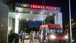 Mobili laboratorija prie &bdquo;Crowne Plaza&ldquo; vie&scaron;bučio