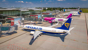 „Wizz Air“ ir „Ryanair“ stabdo daugiau nei 20 maršrutų Lietuvoje